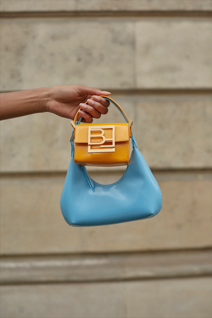 Bolsos tamaño baby de By Far: Baby Amber en azul y Fran en naranja.