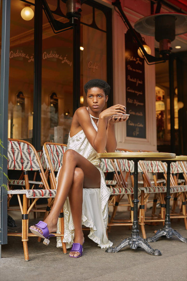 Top y falda de Miu Miu. Las sandalias son de Roger Vivier.