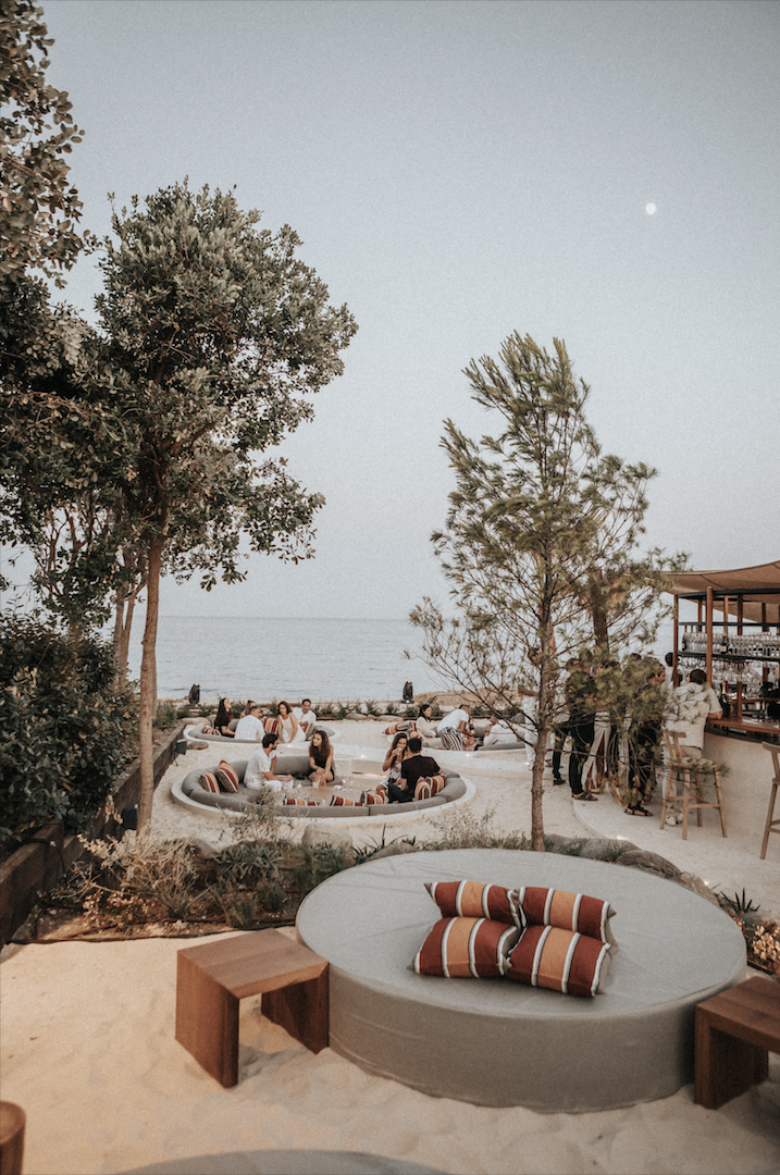 Nido Estepona  es lujo a pie de playa. Un beach club para enamorarlos a todos. Su arquitectura y su cocina de km 0 practican el respeto al mar. El lado amable de la Costa del Sol.