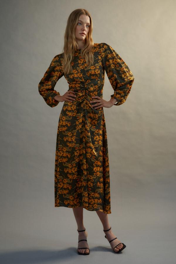 Vestido de manga larga y corte midi con frunce en la cintura, lo que tiene un efecto estilizador muy favorecedor. Estampado floral en tonos naranjas y verdes, muy propios del otoño. Precio: 45,99 euros.