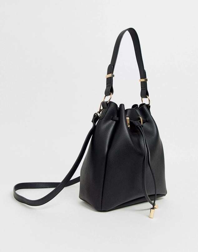 Bolso tipo bombonera en color negro. Es una versión clásica, atemporal y sofisticada para usar en la rutina. Es de ASOS. Precio: 34,99 €.