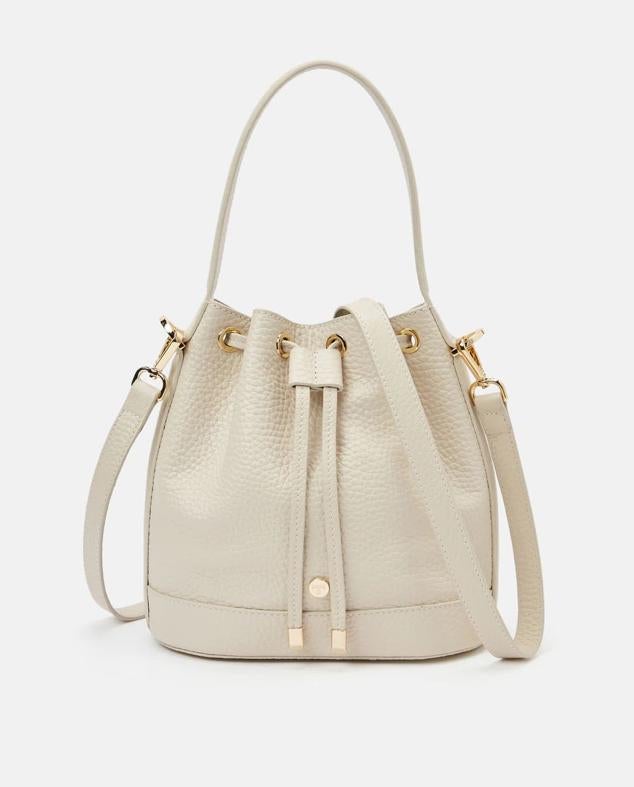 Bolso tipo bucket de piel granulada con su color natural. Un complemento bonito y versátil para lucir con todo tu armario, ya que combina con todo. Es de LATOUCHE. Precio: 169 €.