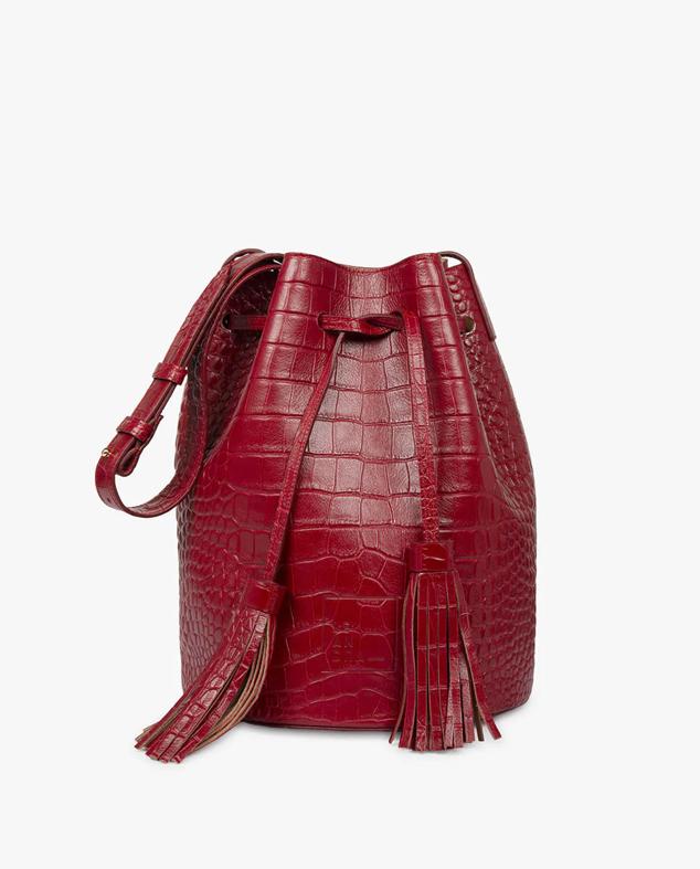 Bucket bag de piel y made in Spain, concretamente en Andalucía. Su color rojo en coco vibrante es todo lo que necesitas para elevar tus looks más básicos. Es un diseño atemporal que combina con todo. Es de Leandra Bags. Precio: 189,90 €.