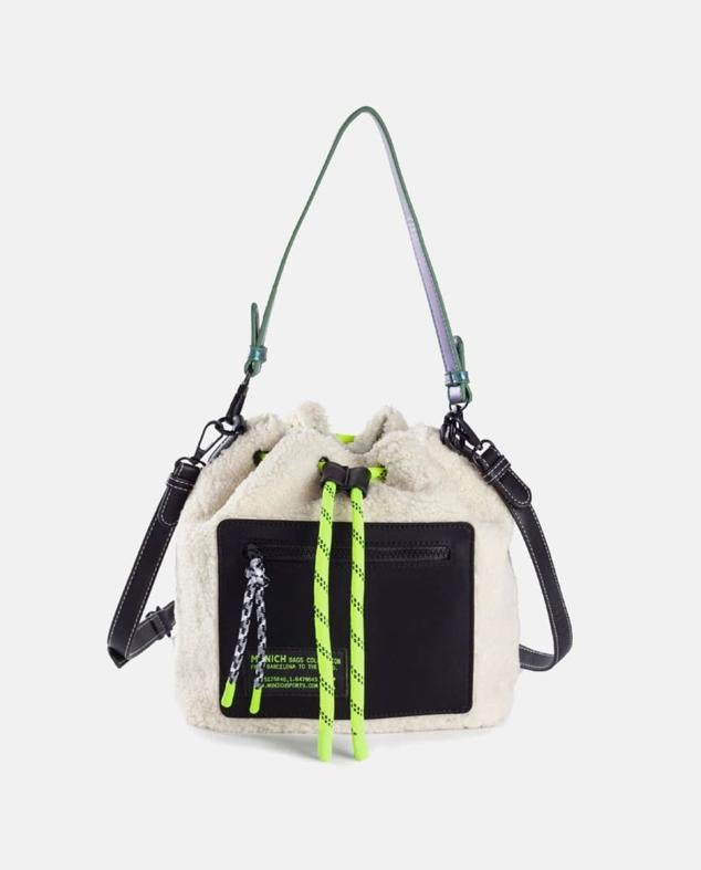 Bucket bag mediano que combina nilón y efecto piel de borreguito con correas. Es un diseño perfecto para looks más casual y sport. Es de Munich. Precio: 61 €.