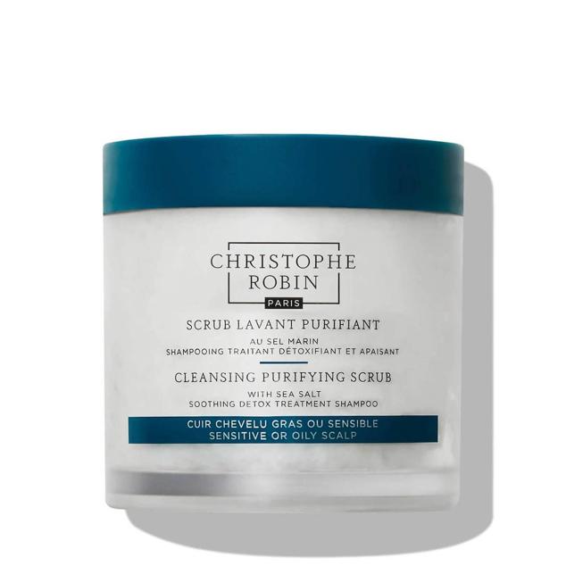 Cleansing Purifying Scrub de Christophe Robin limpia toda suciedad, residuo y células muertas, restaurando el equilibrio en el cuero cabelludo, mientras estimula la microcirculación para fomentar la vitalidad y crecimiento. Está elaborado con granos disolubles y no abrasivos de sal, bisabolol y aceite de almendra dulce.