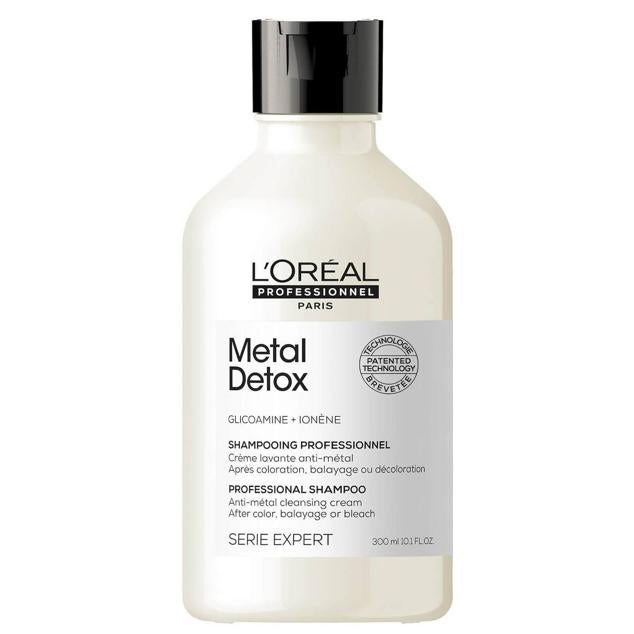 Metal Detox Professional Shampoo de L'Oréal Professionnel Serie Expert revitaliza y limpia los depósitos de cobre inducidos por el agua, capaces de provocar la rotura. Este champú nutre, protege, intensifica el color y aumenta la luminosidad, mientras desintoxica la melena de los residuos nocivos.