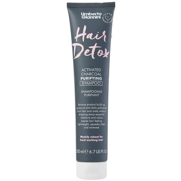 Hair Detox Activated Charcoal Purifying Shampoo de Umberto Giannini es un champú purificador que refresca y revitaliza el pelo estresado y con acumulaciones, con una fórmula infusionada con ingredientes orgánicos y naturales que reducen el exceso de grasa, los residuos de productos y la suciedad medioambiental. Así deja la melena sedosa y brillante.