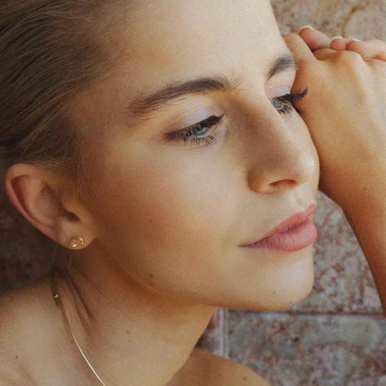 Ni contorno de ojos ni blefaroplastia, este es el truco para levantar el párpado caído sin cirugía que recomiendan los expertos