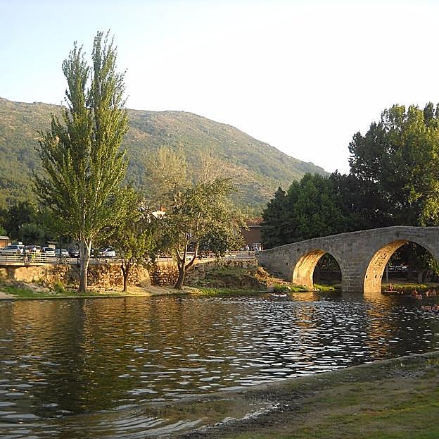 Un baño debajo de un puente, un plan estupendo para un día diferente y especial de verano.