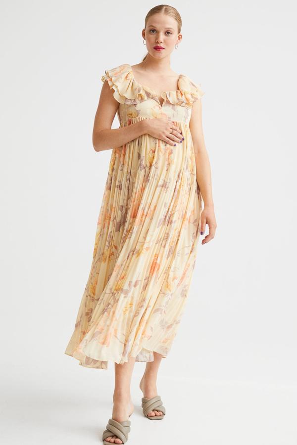 Vestido midi en gasa plisada con escote corazón y volante doble con espalda descubierta. Es de H&M. Precio: 79,99 €. 