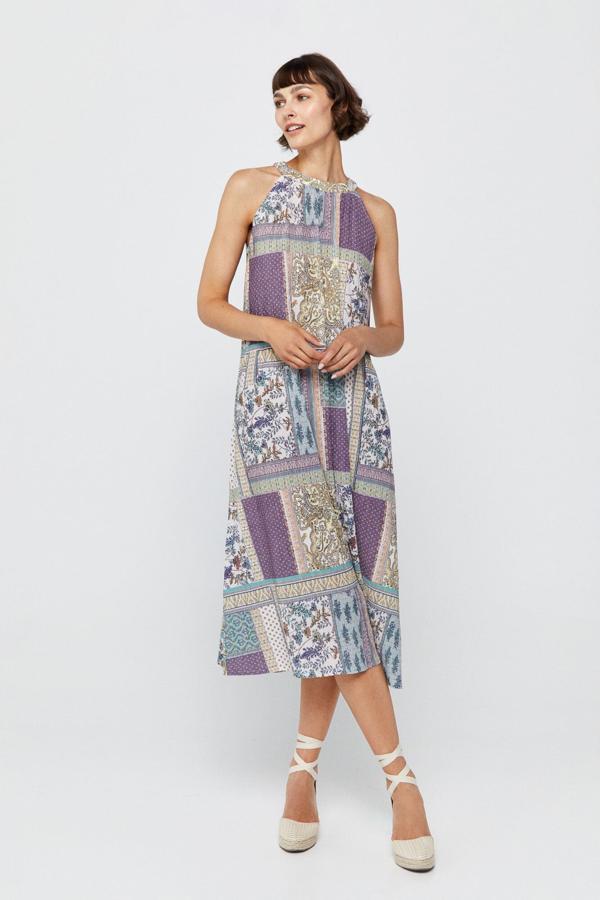 Vestido de punto estampado tipo patchwork con cuello halter y confeccionado en un diseño midi. Es de Springfield. Precio: 69,99 €.