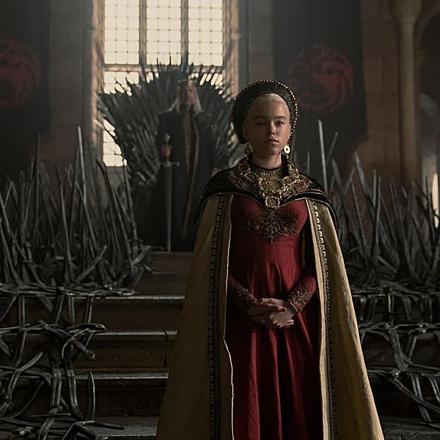 Viserys (Paddy Consindine) en el trono de hierro contempla a su hija, la princesa Rhaenyra (Milly Alcock). 