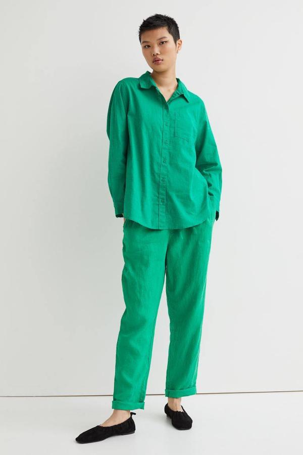 Estos de H&M está disponible en negro, verde caqui, blanco natural, verde, azul y blanco con estampado.