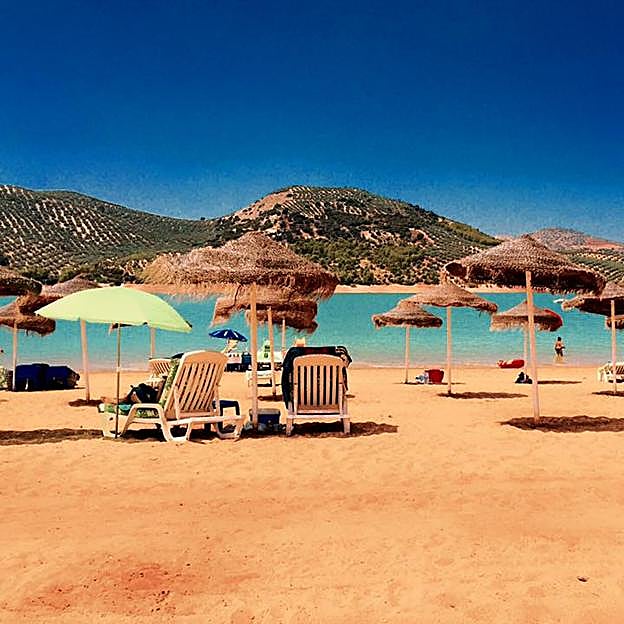 La Playa de Valdearenas es un lugar único en el corazón de Andalucía, que permite disfrutar de un día de relax.