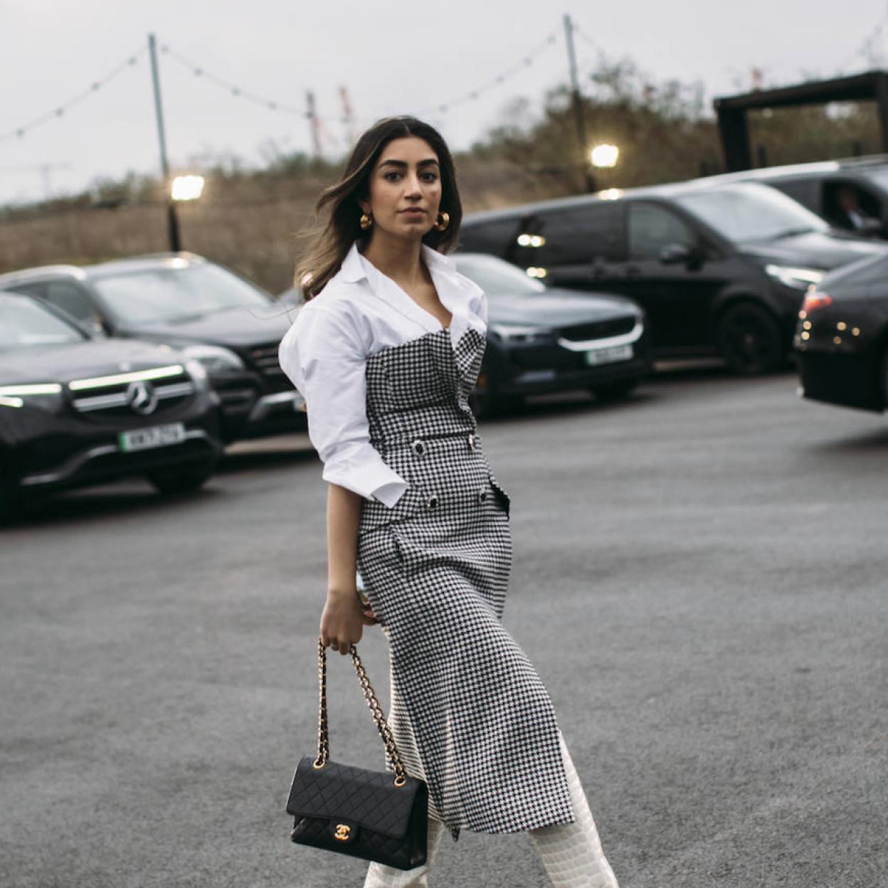 Vestido de cuadros con camisa blanca.