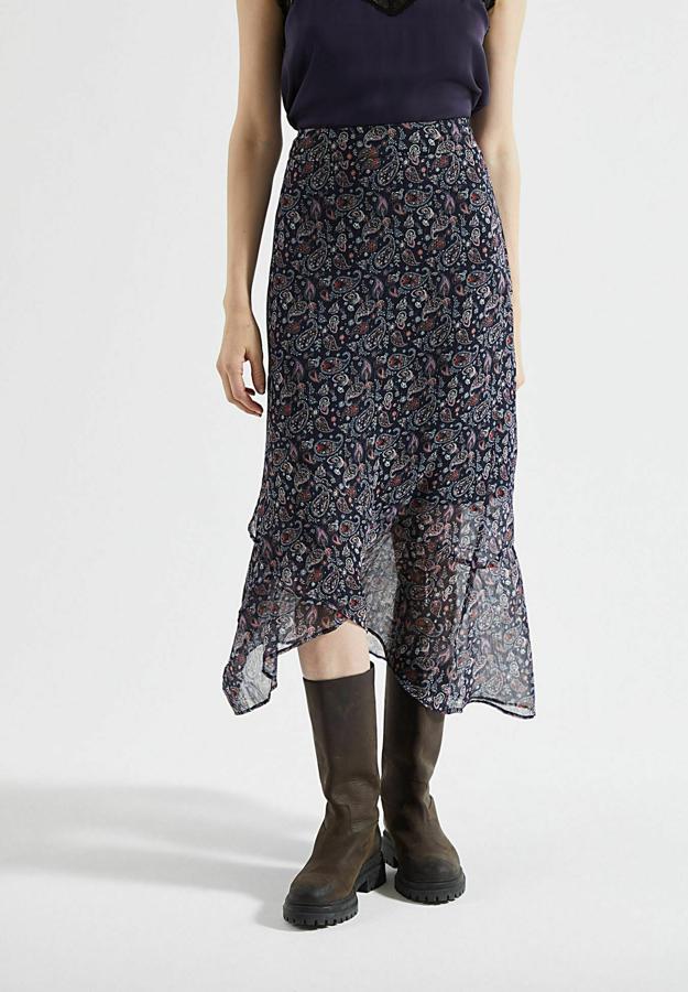 Falda larga con volantes y cintura ajustable para favorecer a todo tipo de figuras. Es de IKKS. Precio: 58 €.