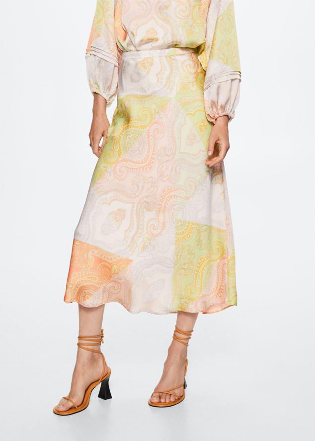 Falda con estampado paisley en tonos vitaminados claros. Un diseño fluido y recto para conseguir un look etéreo al instante. Es de Mango. Precio: 49,99 €.