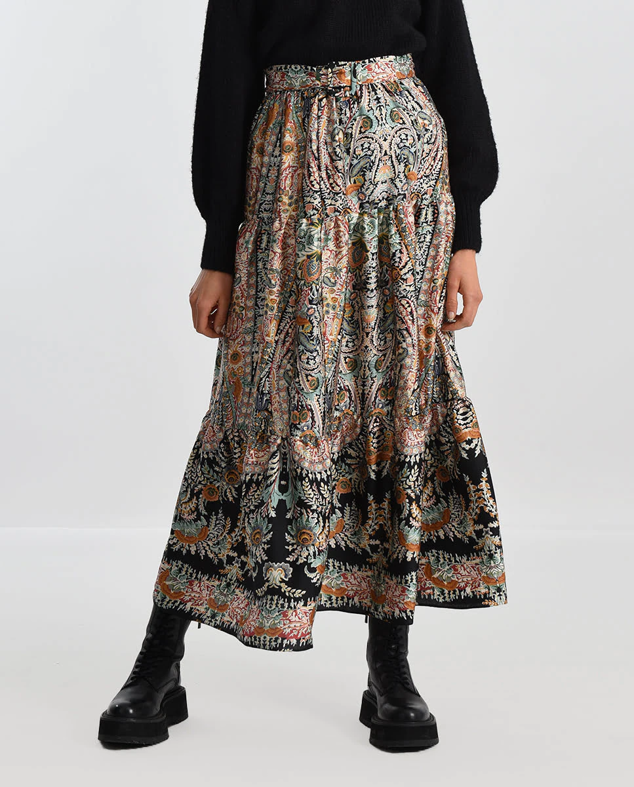 Falda larga con estampado paisley multicolor y volantes confeccionados por todo el diseño. Perfecta para lucirla con prendas sobrias para hacer enfatizar la falda como la estrella del look. Es de Molly Bracken. Precio: 69,90 €.
