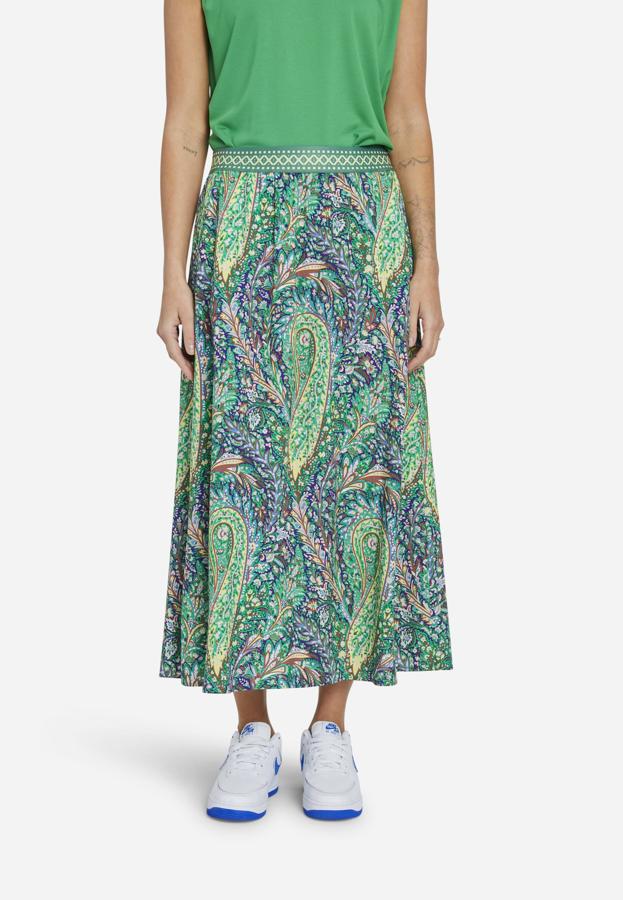 Falda larga con estampado paisley en múltiples tonalidades del color verde. Combínala con tus sneakers favoritas para outfits más informales. Es de Smith&Soul. Precio: 79,95 €. 