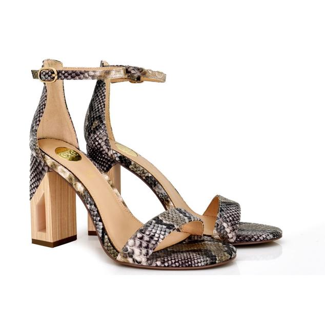 Sandalias de tacón de madera confeccionadas con estampado animal print. Su cierre es tipo pulsera, siguiendo las tendencias de pasarela. Son de Exe Shoes. Precio: 72,95 €.