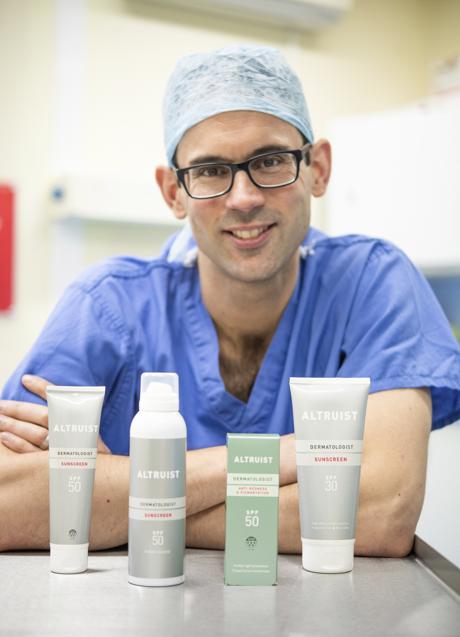 Imagen - El dermatólogo Andrew Birnie con algunos de los protectores solares más icónico de Altruist para la cara y el cuerpo.