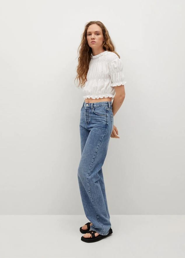 Se trata de un crop top fruncido en color blanco con tejido elástico. Cuenta con un diseño elástico y cuello redondo. Es de manga cuerta y tiene volantes. Ahora está rebajado a 5,99 euros.