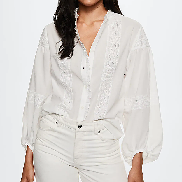 La blusa blanca de Mango.