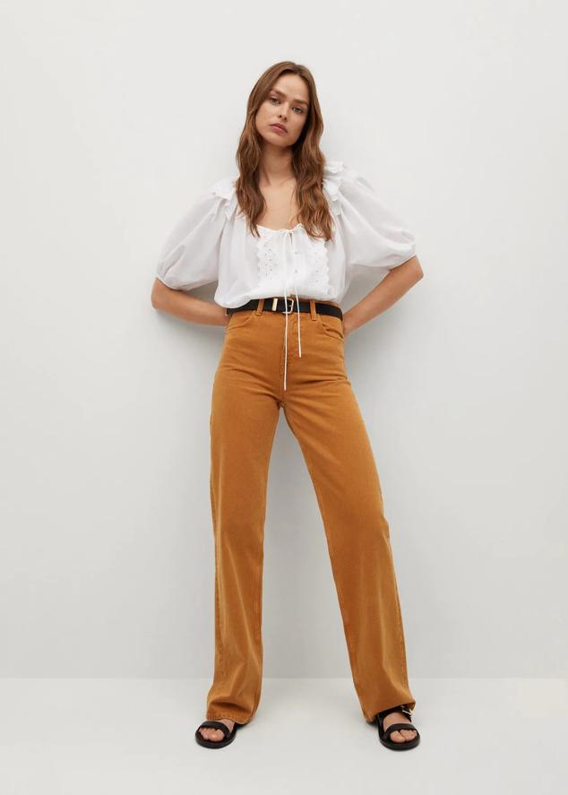 Se trata de una blusa de algodón orgánico con calados en la parte central. Es una prenda 100% de algodón orgánico. Tiene el cuello abierto y volantes en las mangas. Ahora tiene un precio de 17,99 euros.