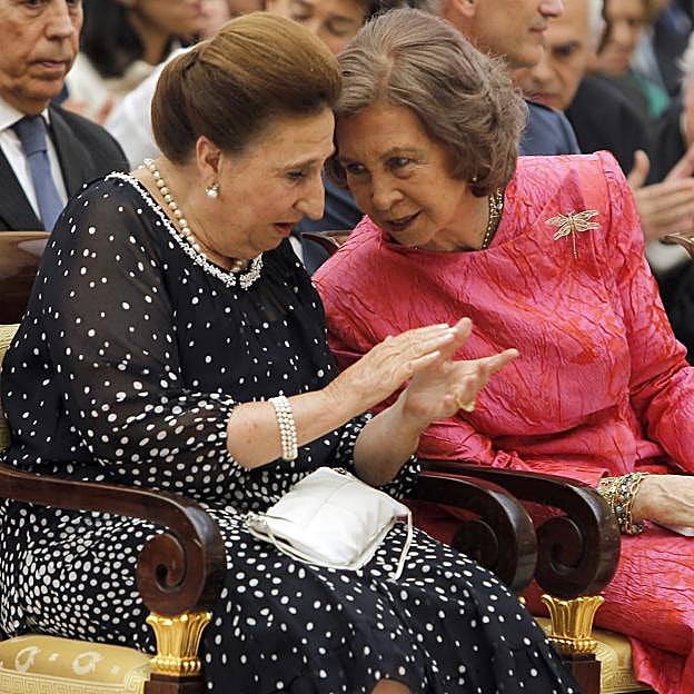 La verdadera relación de la reina Sofía con sus cuñadas, las infantas Pilar y Margarita y su suegra, María de las Mercedes: soledad, desprecio, celos y reconciliación