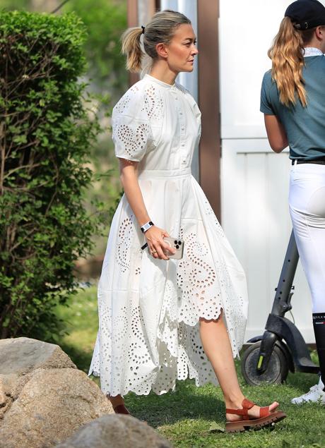 Imagen - Marta Ortega combinó el vestido con sandalias marrones. / GTRES