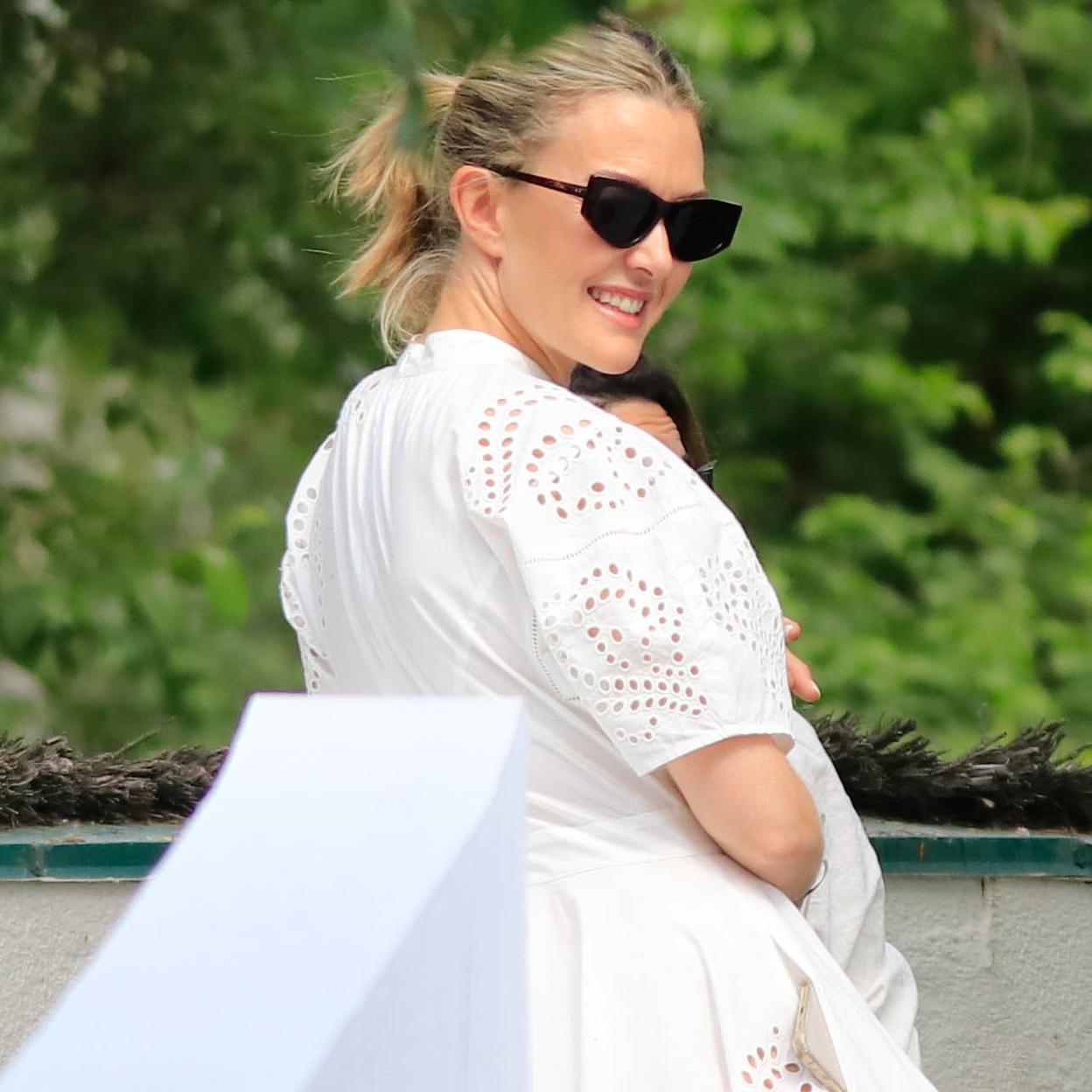 Marta Ortega con un vestido de Zara.