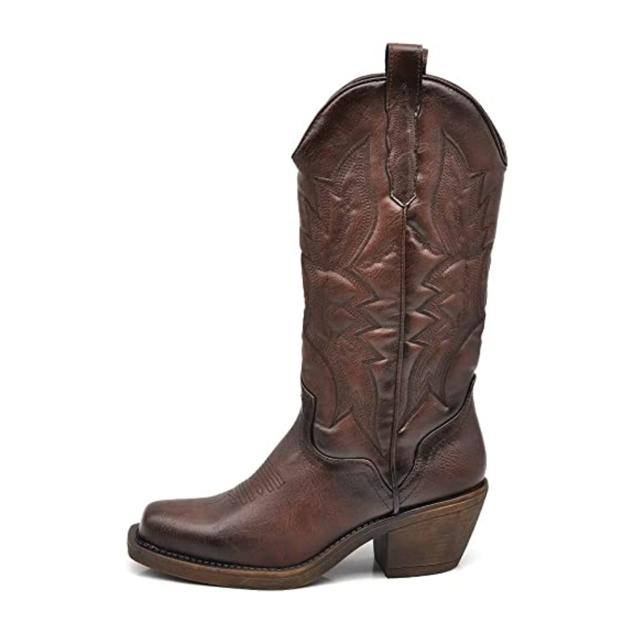 Botines de caña media y estilo western de cuero sintético. Disponible en varios colores, con tacón ancho y bajo. Precio: 48,39 euros en Amazon.