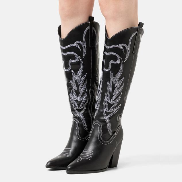 Botas altas de punta afilada y elaboradas en cuero sintético. Con tacón alto en bloque y de 9,5 centímetros y detalles de bordados tanto en la caña como en el empeine. Precio: 59,99 euros en Zalando.