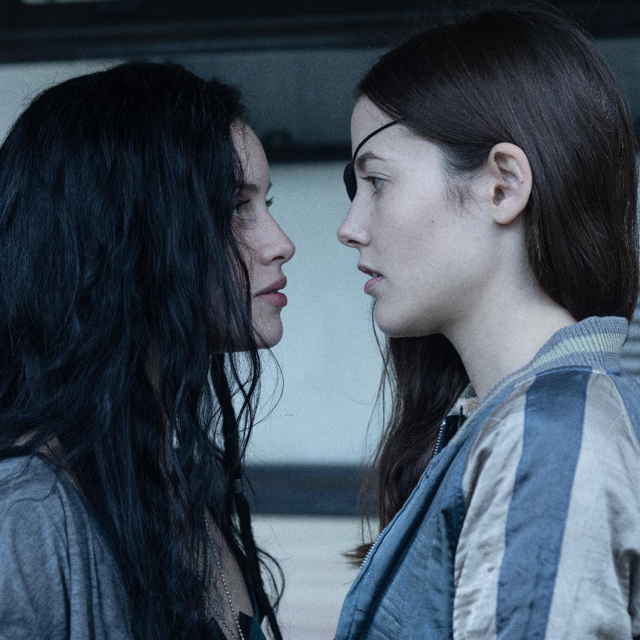 Milena Smit y Mireia Oriol en una imagen de Alma, el thriller español que se estrena este fin de semana.