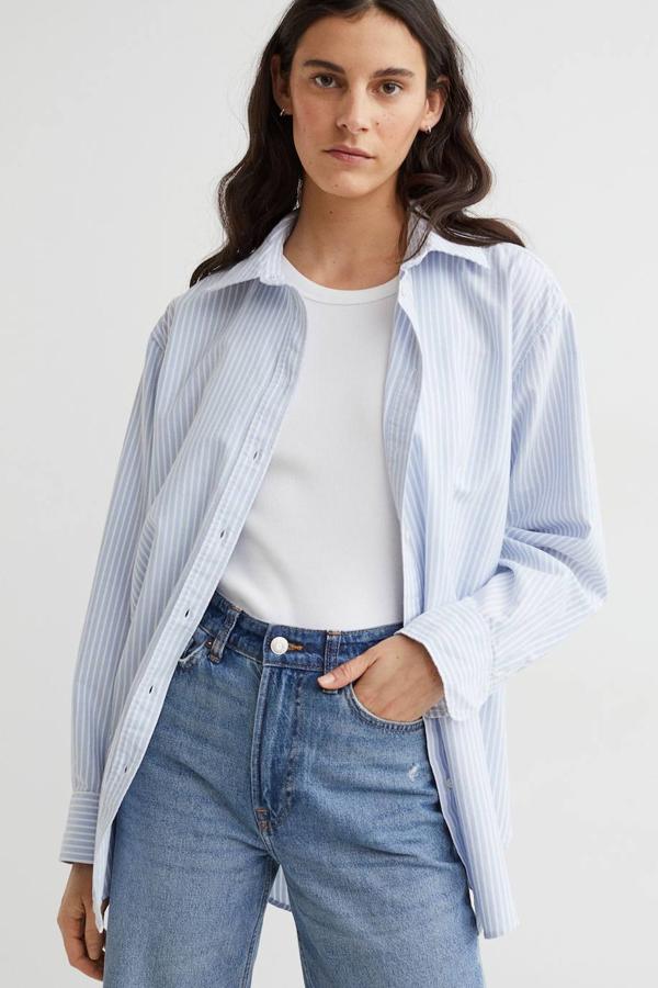 Camisa tipo oxford con manga larga, cuello solapa y cierre de botones frontal, con estampado a rayas en azul claro y blanco. La encontrarás a 19,99 euros.