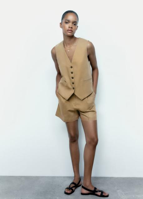 Imagen - El conjunto de chaleco y bermudas de Zara.