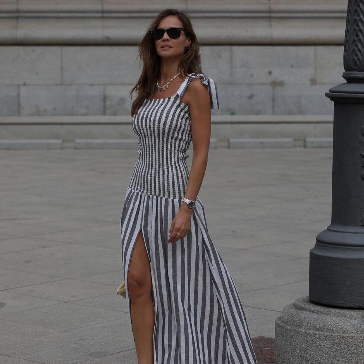 Los cuatro vestidos de rayas verticales que aman las mujeres bajitas porque te harán parecer más alta