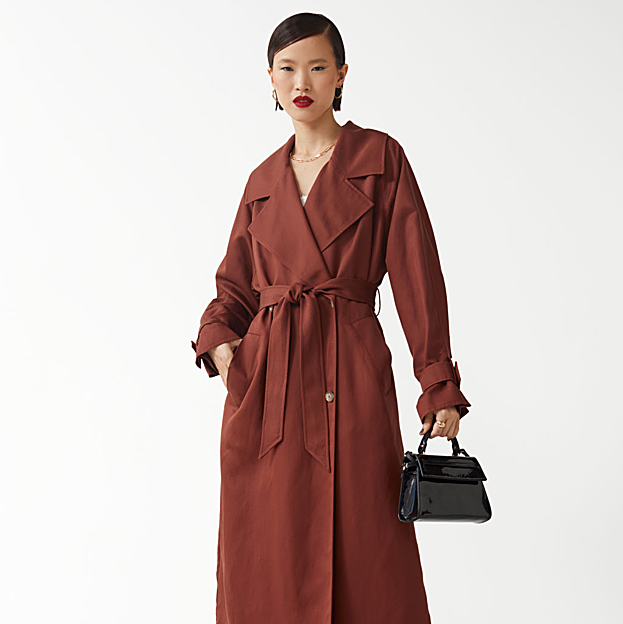 Imagen principal - Gabardinas de & Other Stories (teja), Cos (beige) y Massimo Dutti (verde caqui).