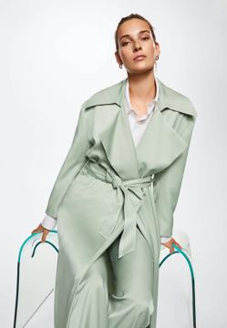 Imagen secundaria 2 - Gabardinas de Zara (satinada), Bershka (en cuero) y Mango (en verde menta).