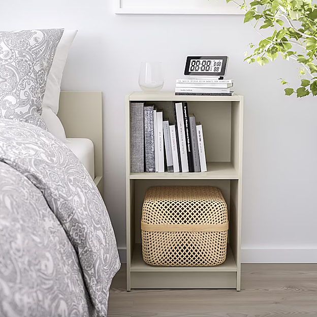 La mesita de noche Gursken de Ikea es ideal para darle un toque moderno a cualquier dormitorio.