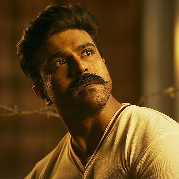 Ram Charam en el papel de Raju, que experiementa diversos cambios capilares a lo largo de la película. 