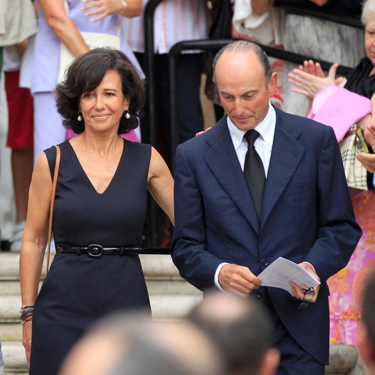 Ana Botín y Guillermo Morenés, a la salida del funeral de Emilio Botón en la Catedral de Santander, en 2014. 