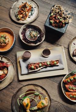 Imagen secundaria 2 - Ostras con aguachile verde y pico de gallo; taco Gobernador, de camarón rojo con costra de queso oaxaqueño, pico de gallo y alioli de chipotle ahumado; y selección de los platos más representativos desde la apertura de La Única