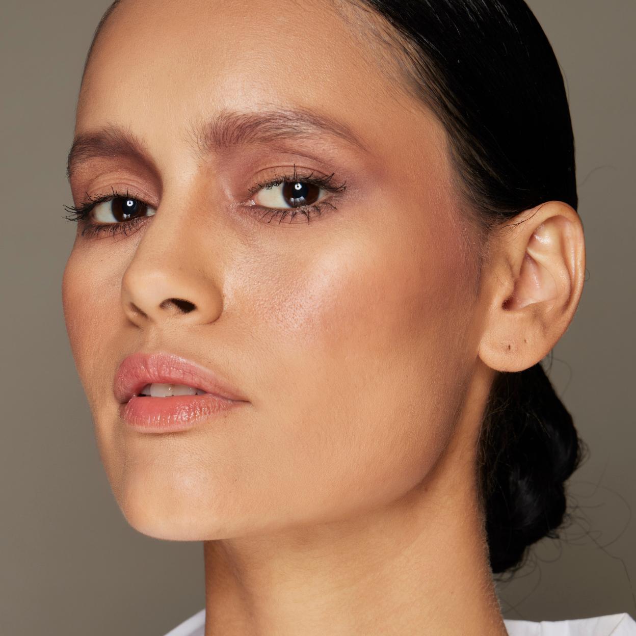 Esta base de maquillaje deja una piel perfecta.