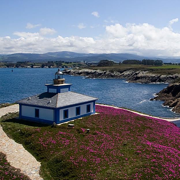Un faro situado en la isla de Ribadeo para disfrutar de unas vistas de infarto y una experiencia inolvidable.