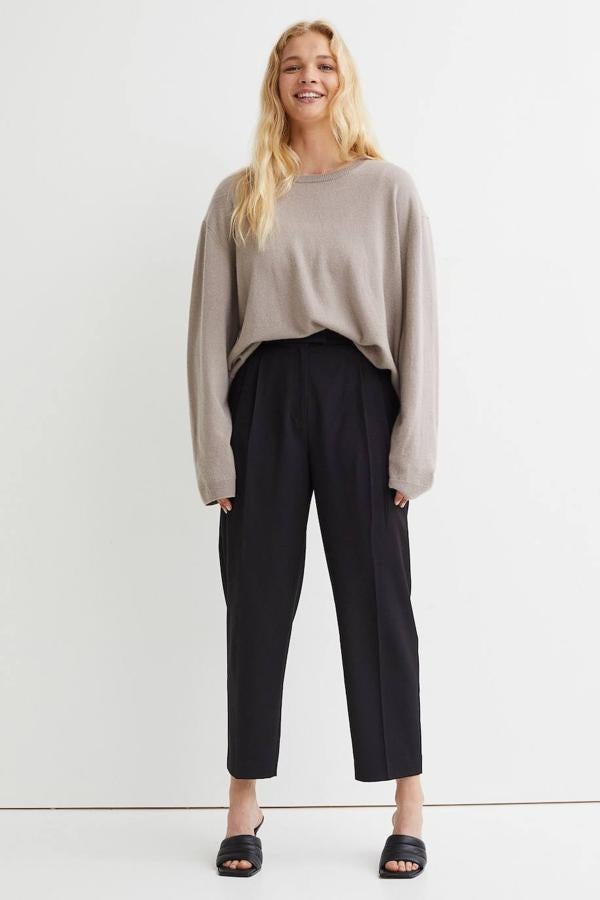 Pantalón tobillero de tiro alto, cintura elástica, detalle de pinzas, cuatro bolsillos y pernera ligeramente holgada, de H&M. Su coste es de 24,99 euros.