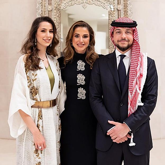 Rania de Jordania junto a su hijo y su futura nuera.