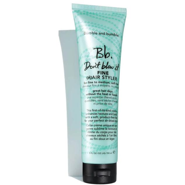 Don't Blow It de Buble and bumble es una crema de peinado para cabello fino o medio que aporta textura, volumen y embellece los mechones, mientras mantiene el pelo protegido de los rayos UVA y UVB. Solo se tiene que distribuir por el cabello húmedo, haciendo tirabuzones con los dedos y el resultado será de una melena exuberante.