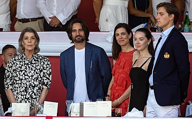 Carolina de Mónaco y sus hijas, Carlota y Alexandra, en un concurso hípico y en compañía de sus respectivas parejas, Dimitri Hassam y Ben-Sylvester Strautman. 