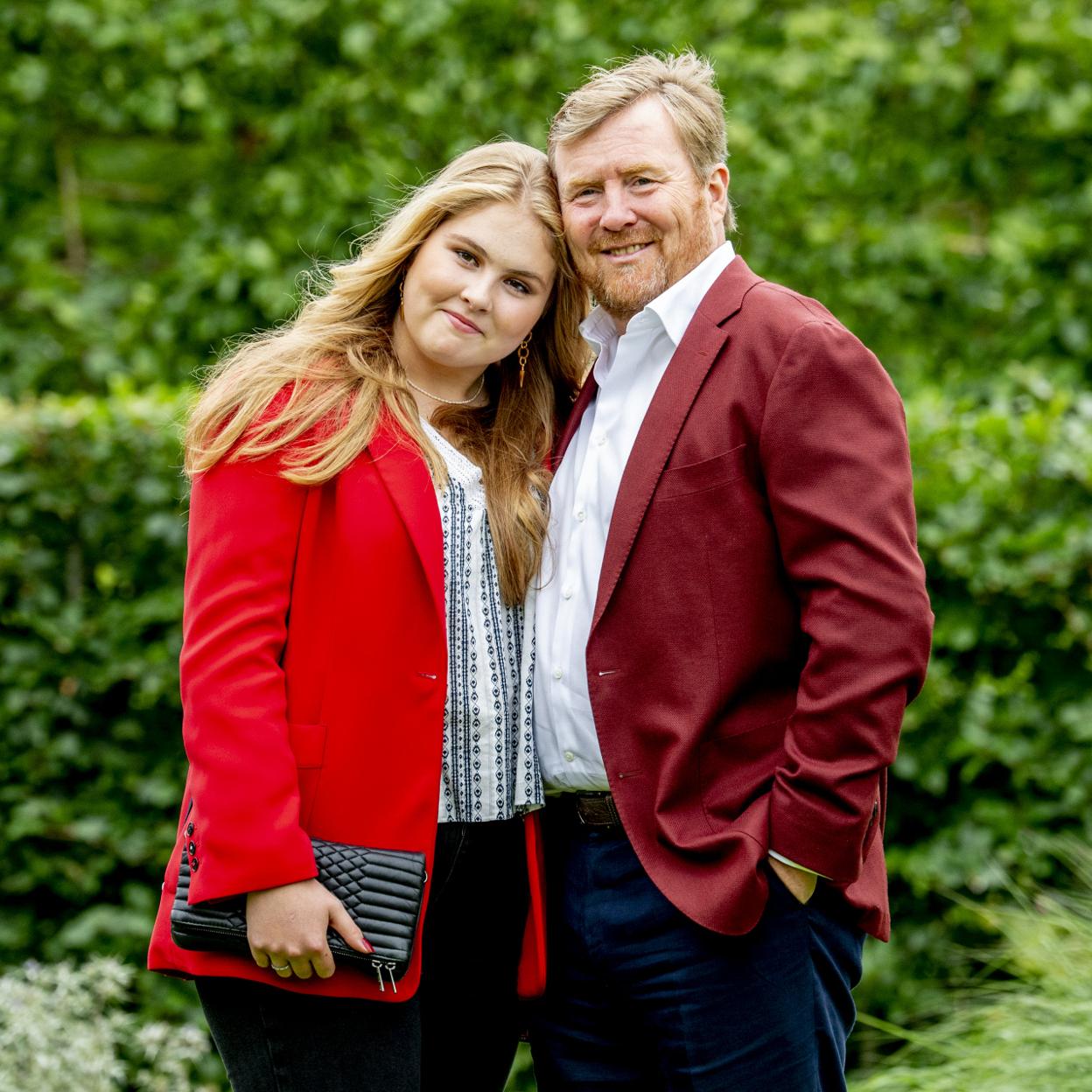 Catalina Amalia de Orange con su padre, el rey Guillermo de Holanda, monarca de Países Bajos. 